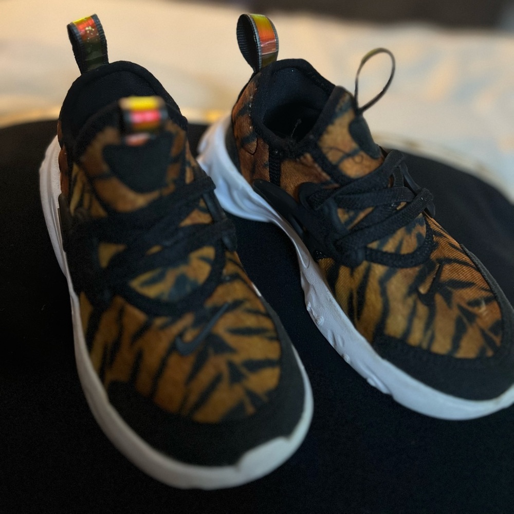 Little girl Nike running shoes 💕🐅